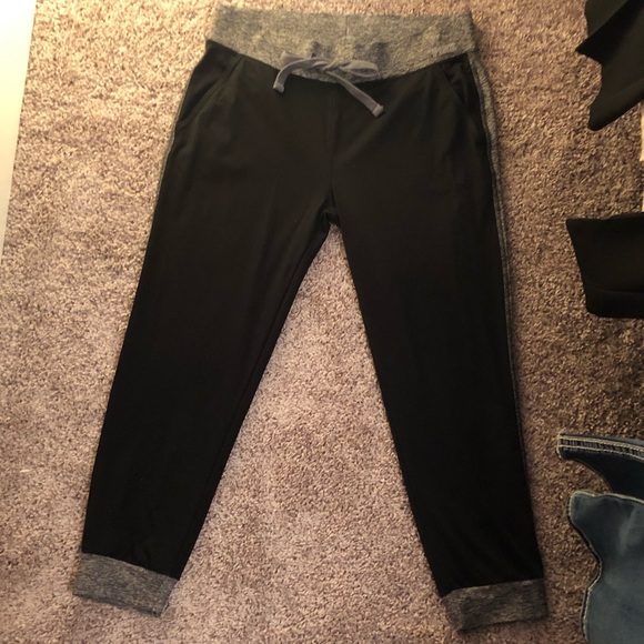 Victoria’s Secret PINK Capri Jogger - Picture 2 of 5